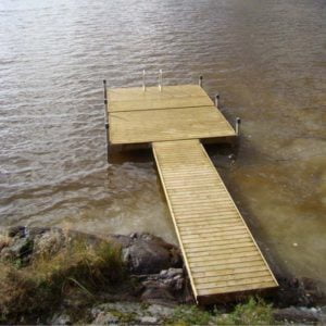 oloneuvos-tuplapaadylla-laituri-jaevessa-ylhaalta