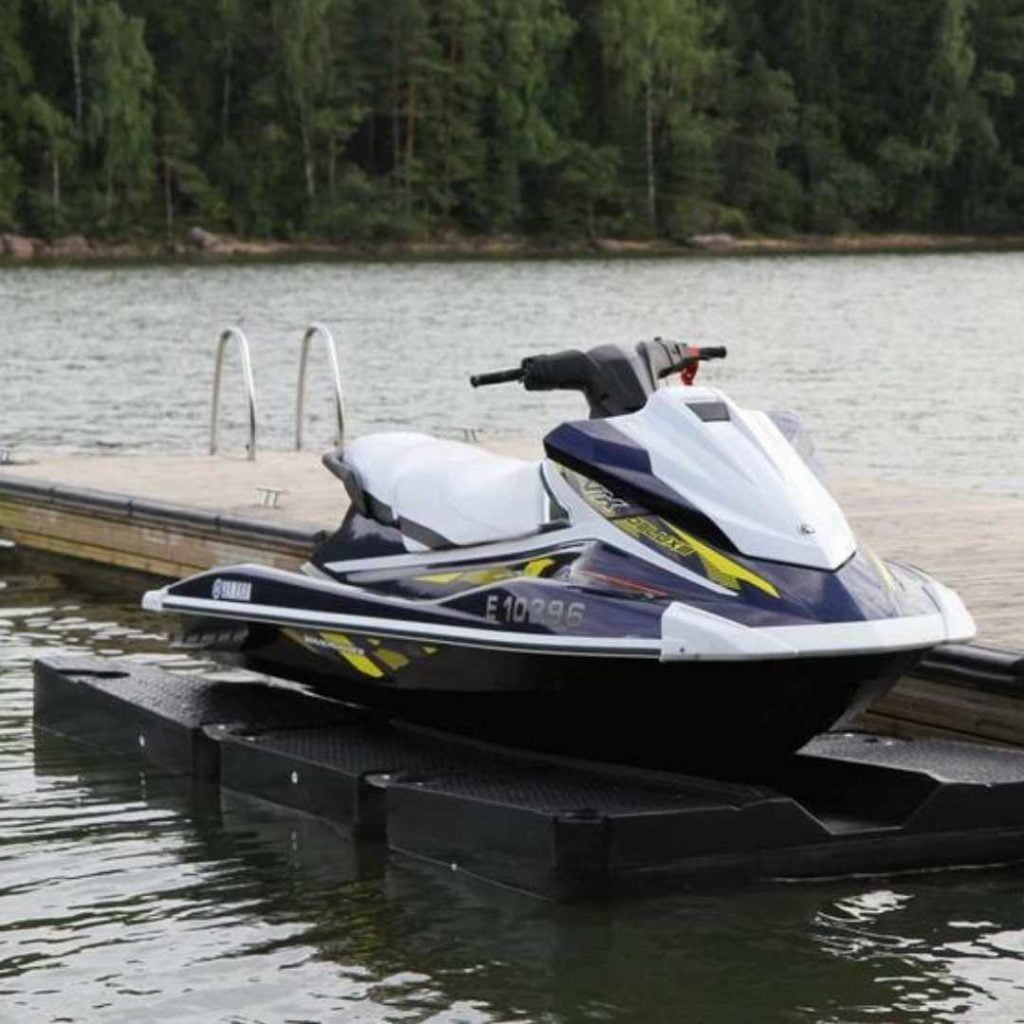 jettilaituri kiinnitettyna laituriin