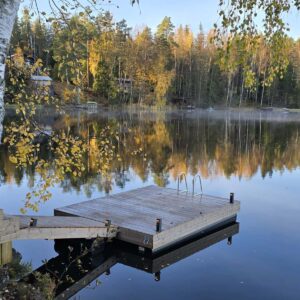 mökkilaituri harmaa valoilla