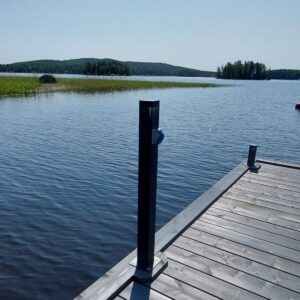 valaisintolppa pistorasialla laiturilla