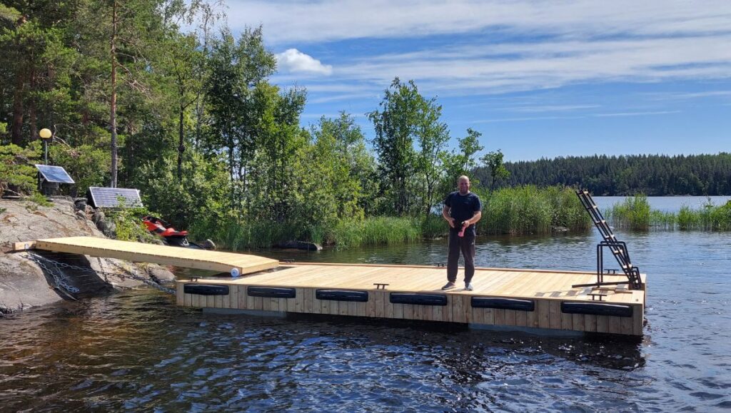 Betoniponttonilaituri kestää myrskyt ja talven jäät