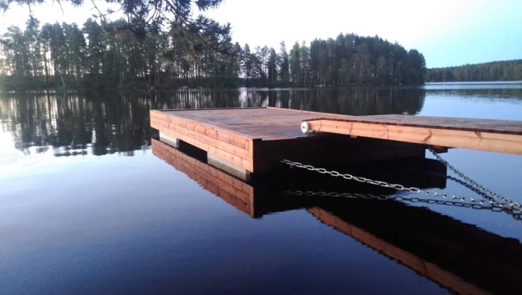 Betoniponttonilaiturin painekyllästetyt kansilaudat on saatavana ruskeana tai vihreänä