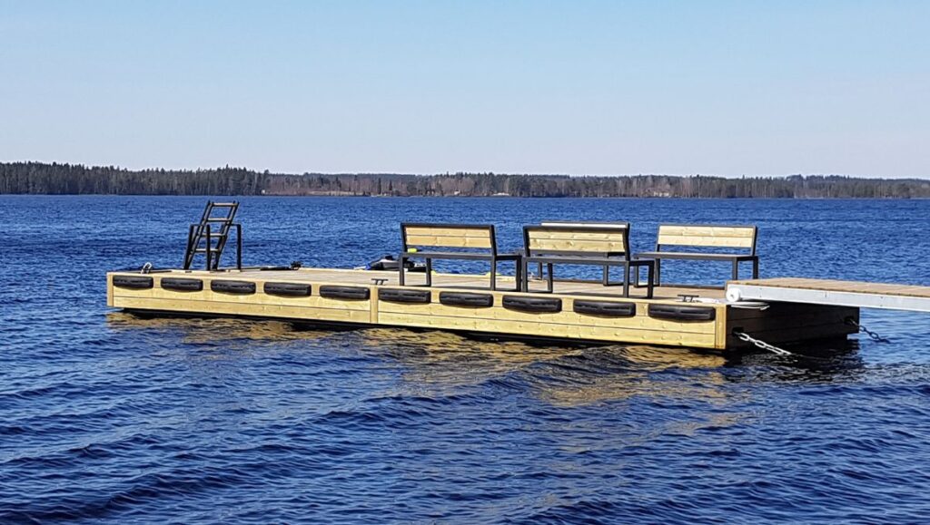 Koko laiturin levyiset raskaat ponttonit tekevät betoniponttonilaiturista myös erittäin vakaan ja kiertojäykän