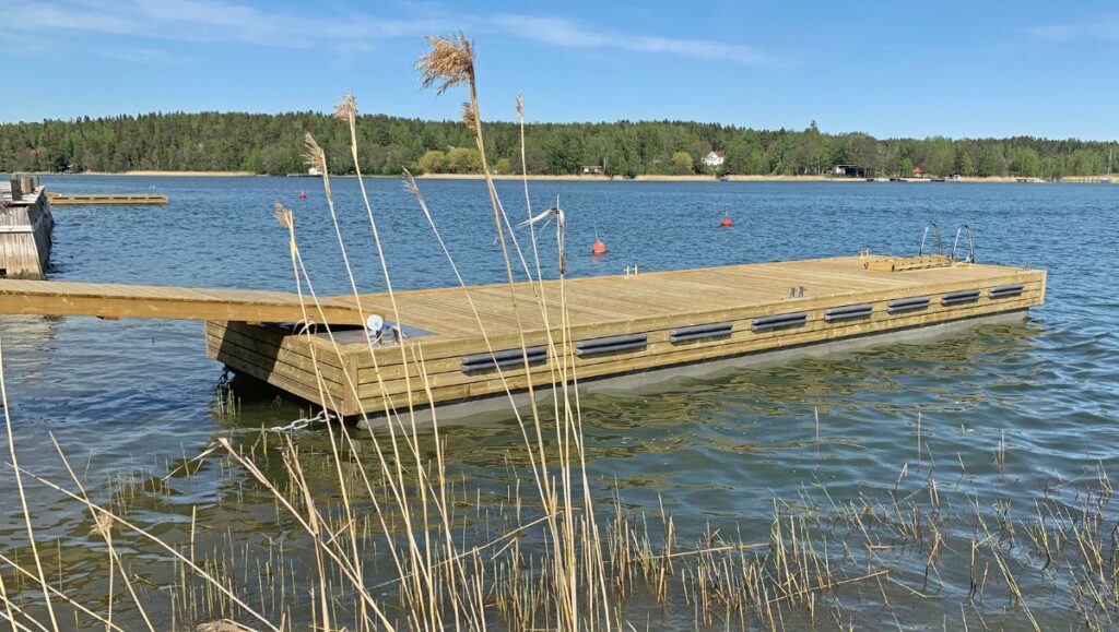 Koko massiivilaiturin pinta- ala on yhtä suurta betoniponttonia laidasta laitaan