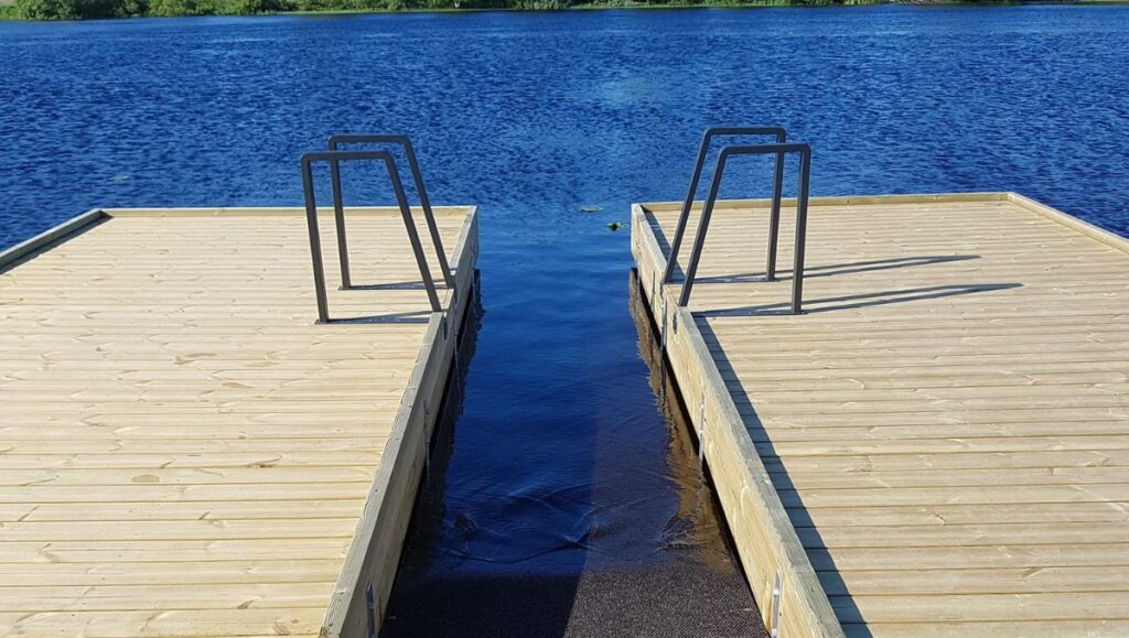 Laiturin kansikorkeus on noin 40-50 cm, mutta lisävarusteena saatavan melontaluiskan ansiosta kansikorkeus pienenee noin 25 senttimetriin