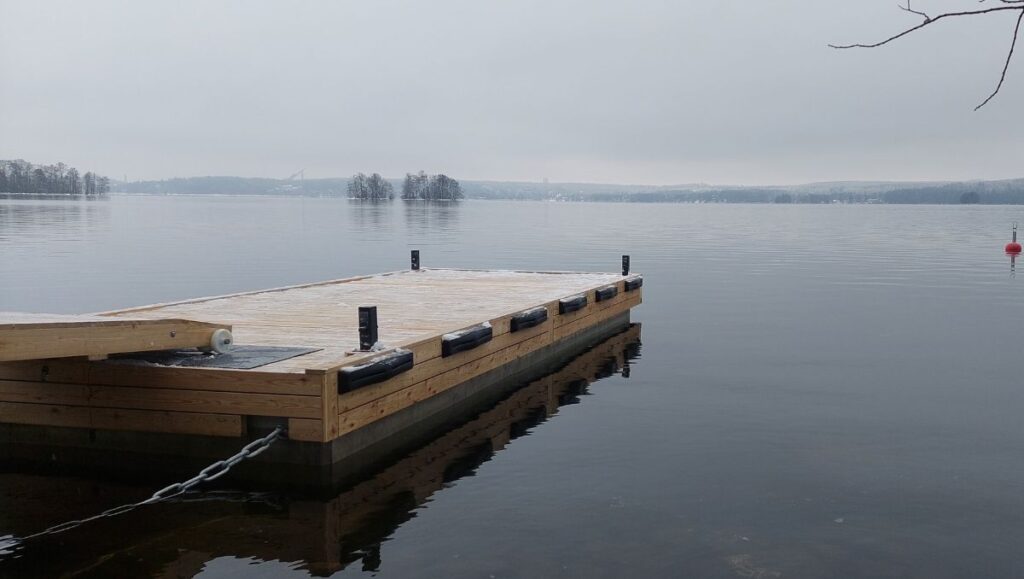 Massiivilaituri on huoltovapaa ja talvehtii vedessä