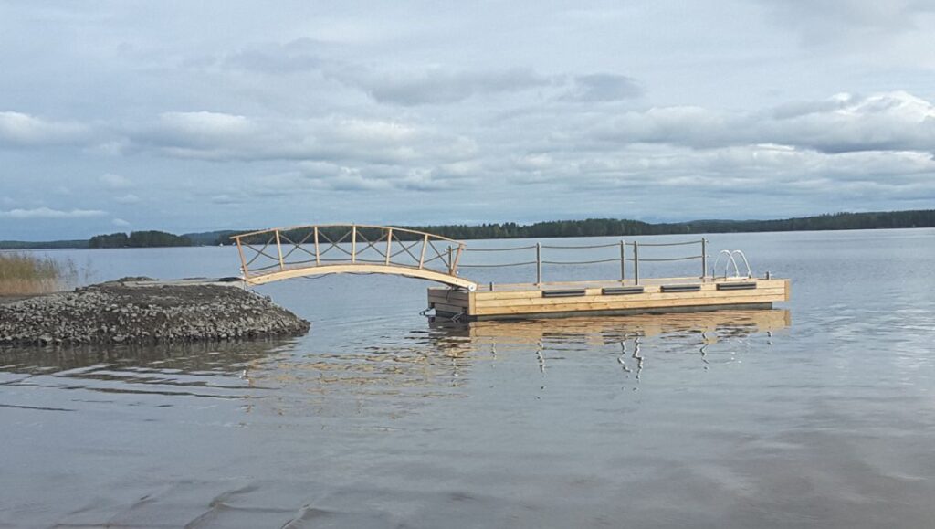 Massiiviponttonilaitureiden kansimateriaaliksi voi valita betonin tai puun