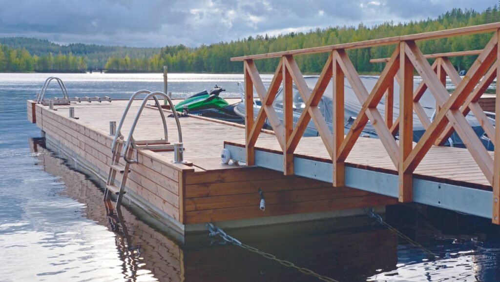 Massiiviponttonilaituri on Savorakin massiivilaitureista se kaikkein jykevin