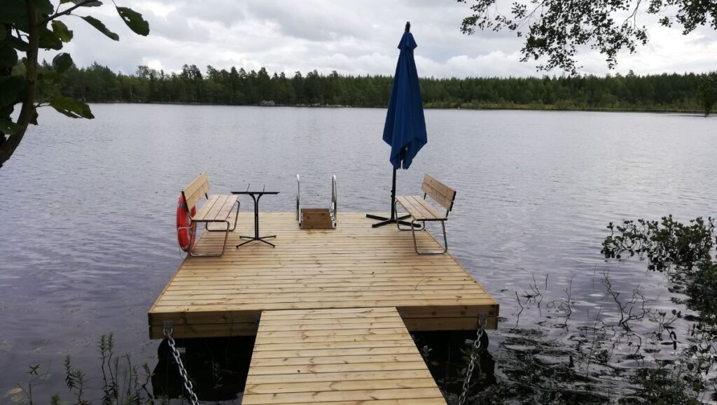 Mökki-P-laiturin asennuskohdassa täytyy olla vähintään puoli metriä vettä