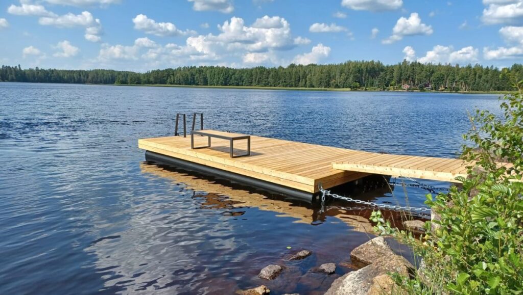 Mökkilaituri on kylkiverhottu, vakaa ja turvallinen