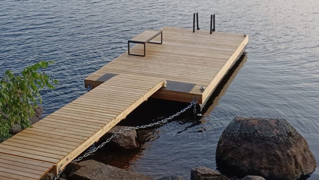 Mökkilaituri sopii hyvin oleskelu- ja uimalaituriksi.