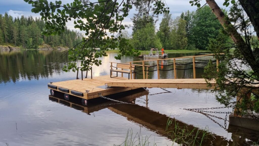 Mökkilaiturin kylkeen saa myös pienen veneen kiinni