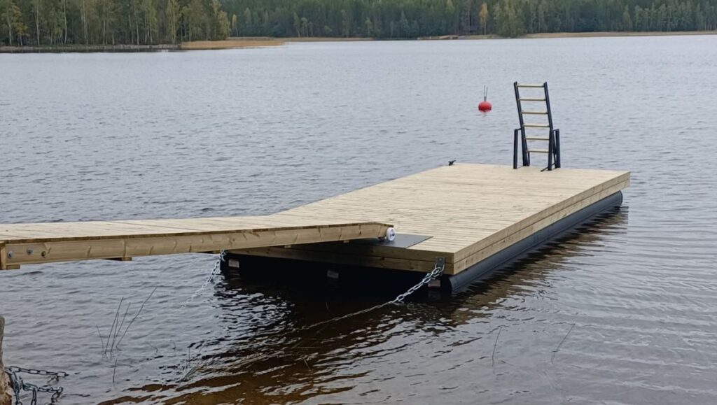 Mökkilaiturin puuosat ovat vihreää tai ruskeaa painekyllästettyä mäntyä