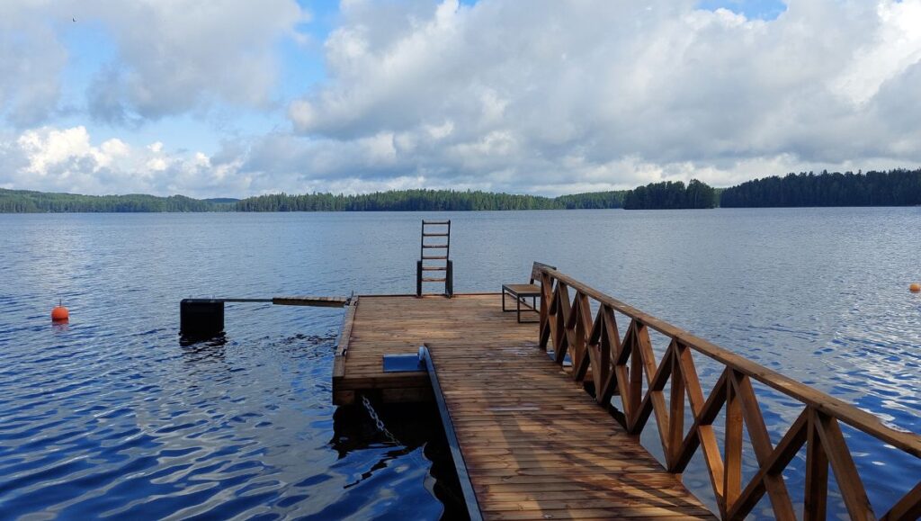 Monikäyttöinen, kestävä ja turvallinen betoniponttonilaituri sopii hyvin oleskeluun, uimiseen ja veneen kiinnitykseen