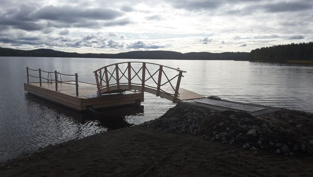 Ponttonina on erikoisbetonista valmistettu massiivinen ponttoni, joka on pitkäikäinen ja kestää hyvin suolavettä