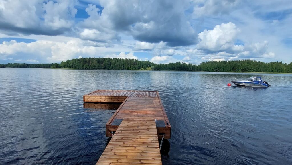 Putkiponttonilaituri sopii hyvin isompienkin veneiden kiinnitykseen