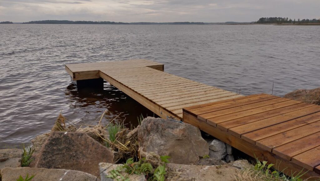 Saunalaitureiden kansilaudat ovat vihreää tai ruskeaa painekyllästettyä mäntyä