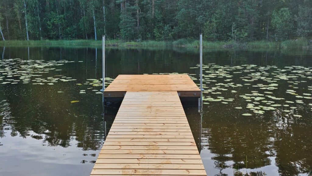 Saunalaiturin vakautta lisäävät T-pääty, rantakiinnitys sekä ankkurointi