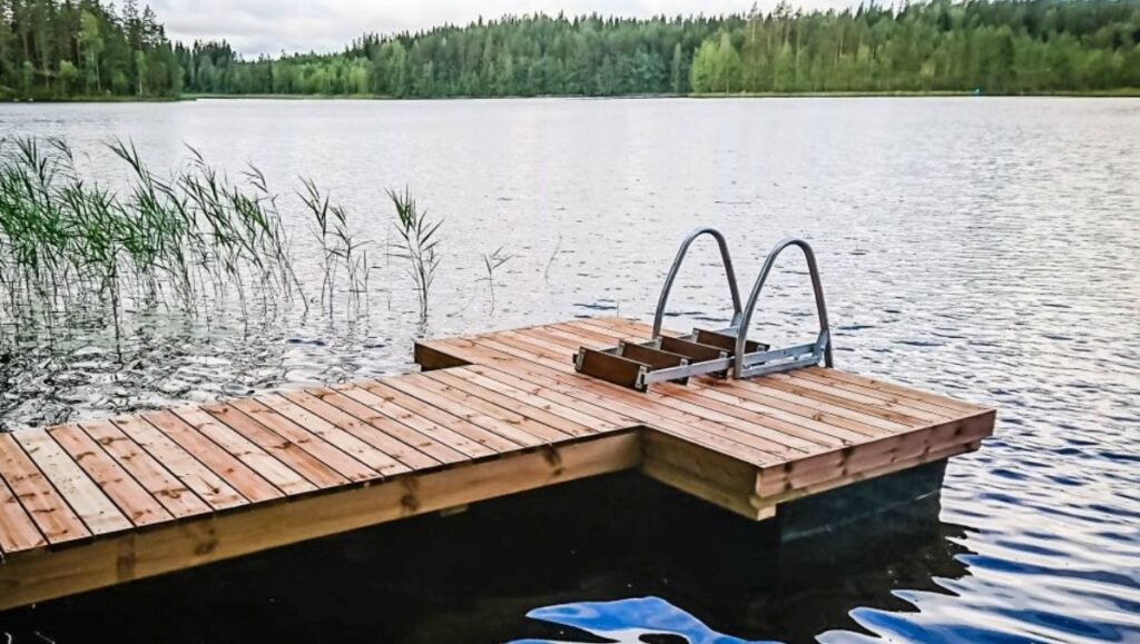 Saunalaiturit ovat hyvä vaihtoehto suomalaisen sisävesistön saunan rantaan uimiseen, vedenhakuun ja helpottamaan veneeseen nousua