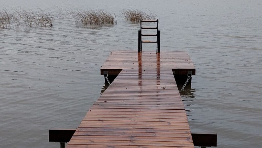 Saunalaiturit ovat pieniä ja ketteriä laitureita mökeille ja saunarantoihin vedenhakuun tai uimiseen
