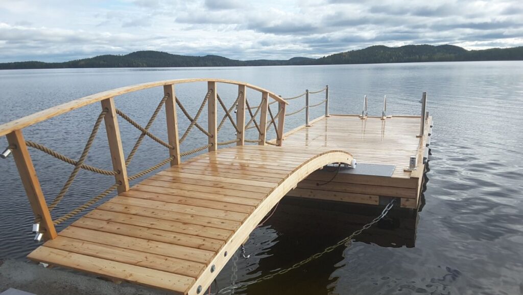 Savorakin massiivilaituri käy kaikkein vaativimpiin laituritarpeisiin ja -olosuhteisiin