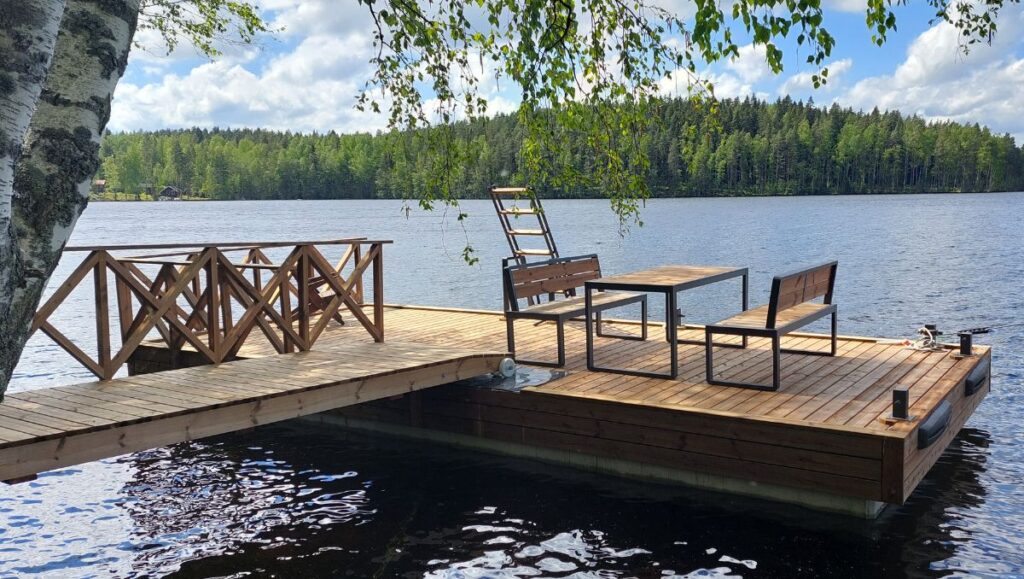 Vakaalla betoniponttonilaiturilla on hyvin oleskelutilaa