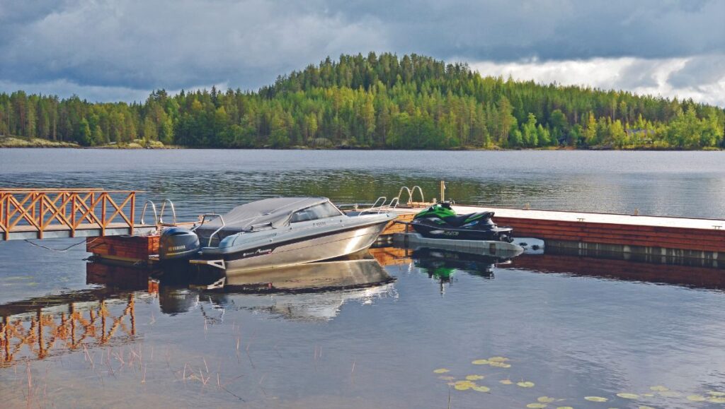 Yhtenäisellä ponttonilla varmistetaan vakaus haastavissakin rannoissa, ja silloin, kun kyljessä on suurikin vene