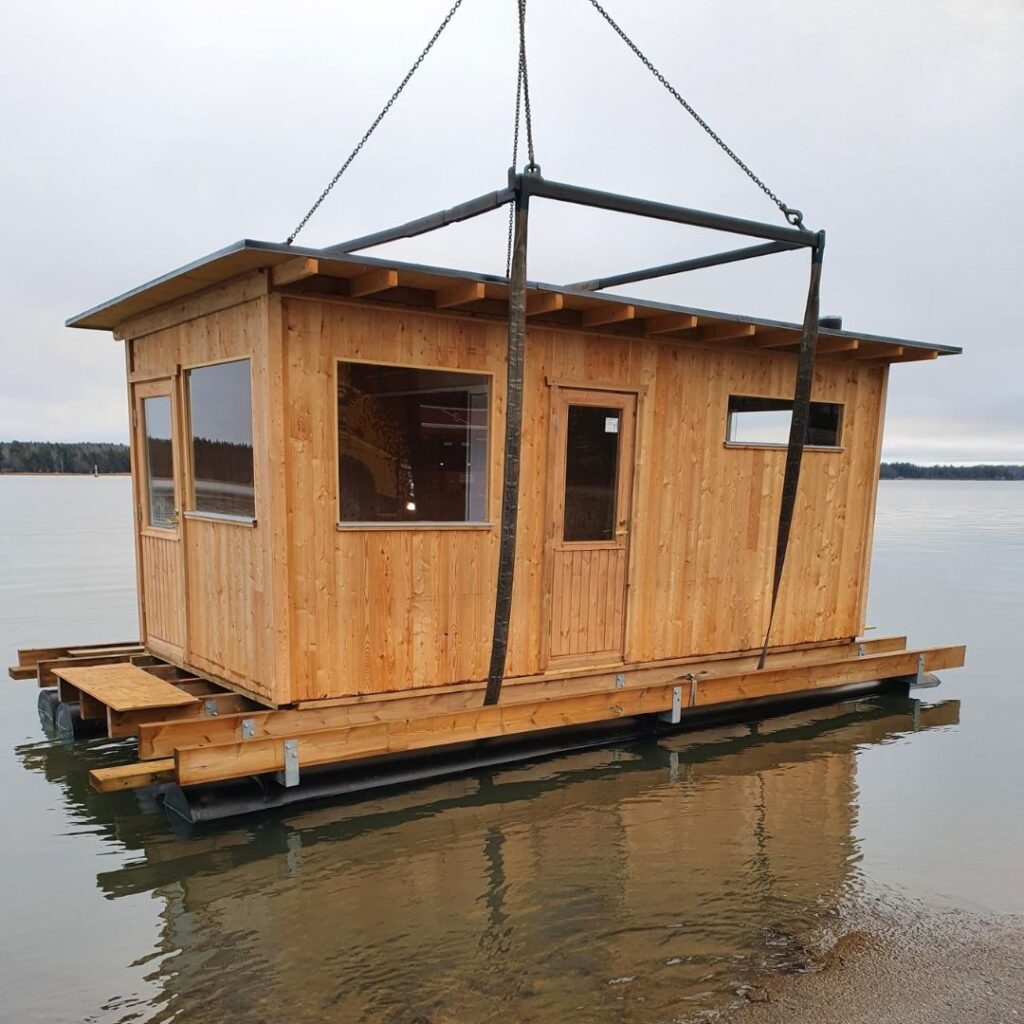 Sauna- ja kuljetuslauttojen rungot valmiiksi rakennettuina