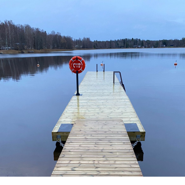 savorak pelastusrengas ja sos kyltti telineellä kaukaa