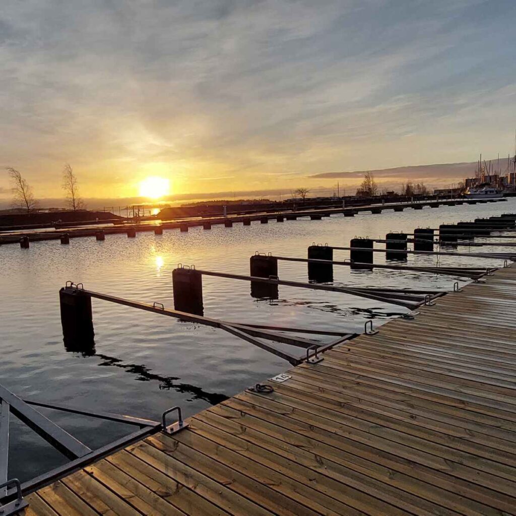 venepuomit satamassa