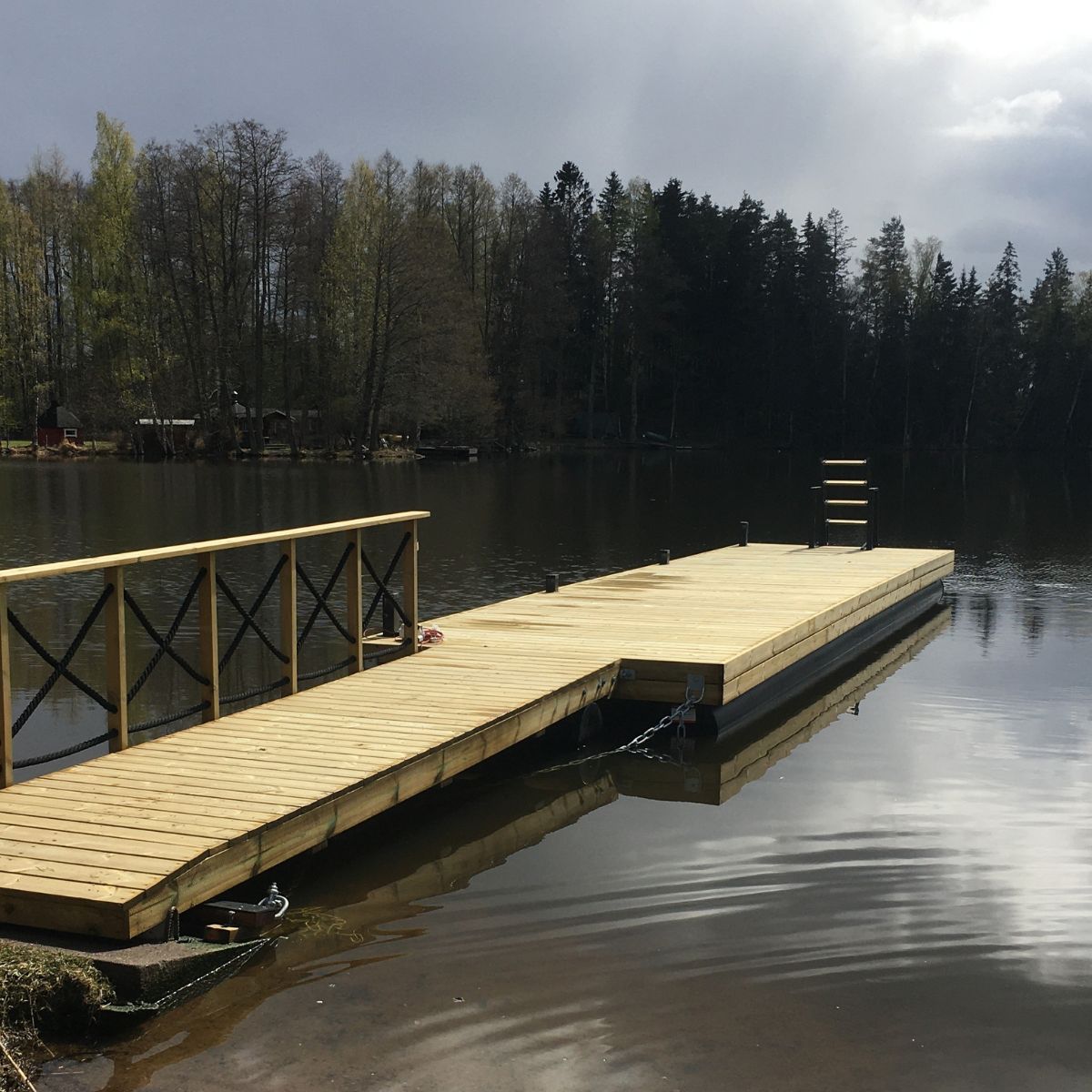 Savorak mökki-p laituri kaiteella