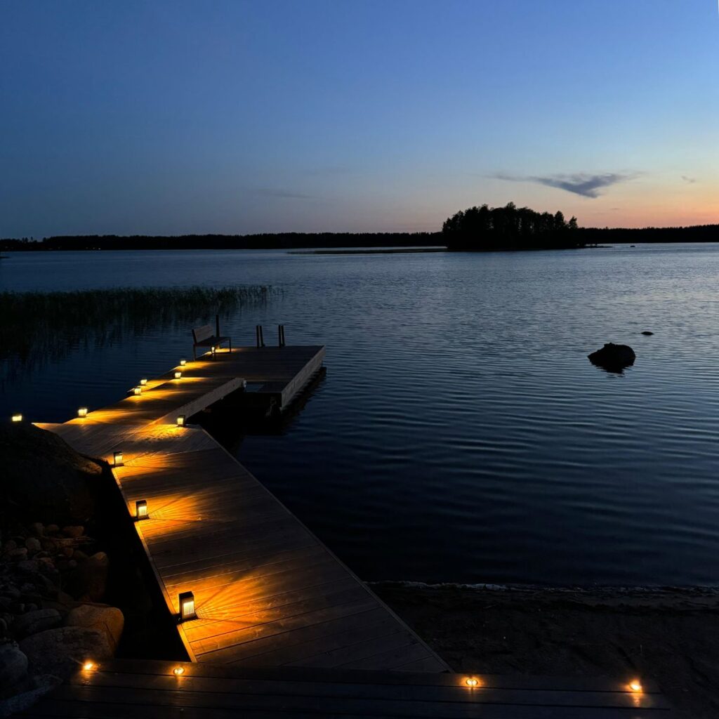 mökkilaituri valaistuna