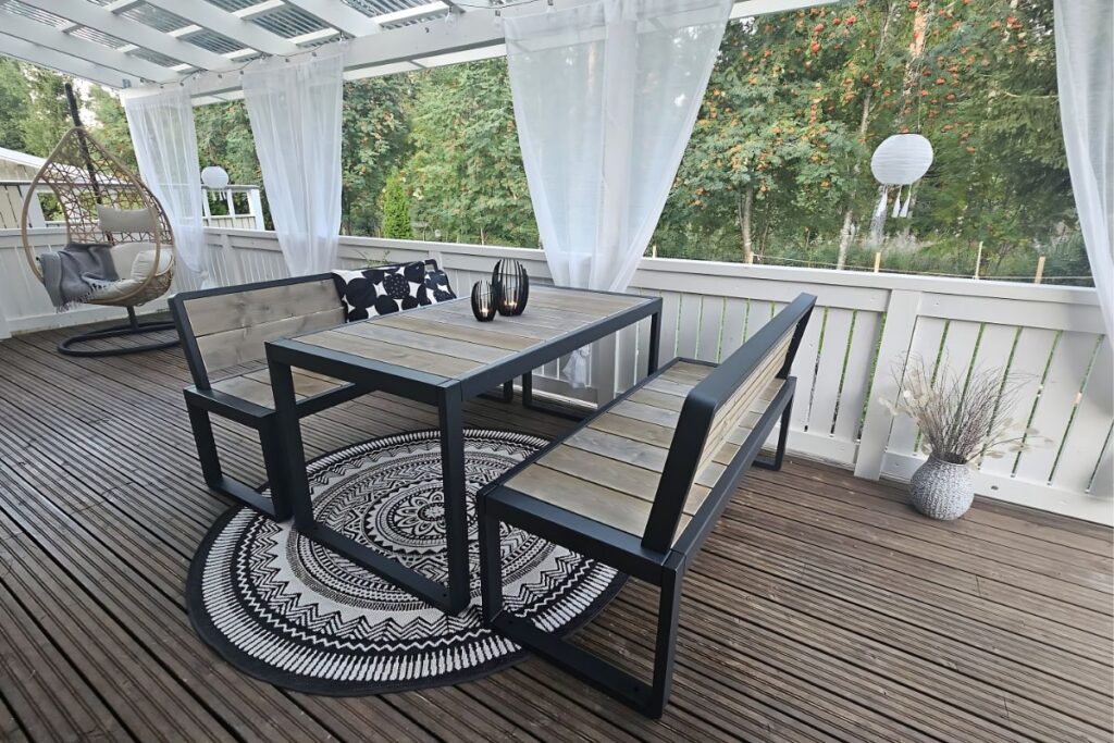 savorak design pöytä ja penkit terassilla 2