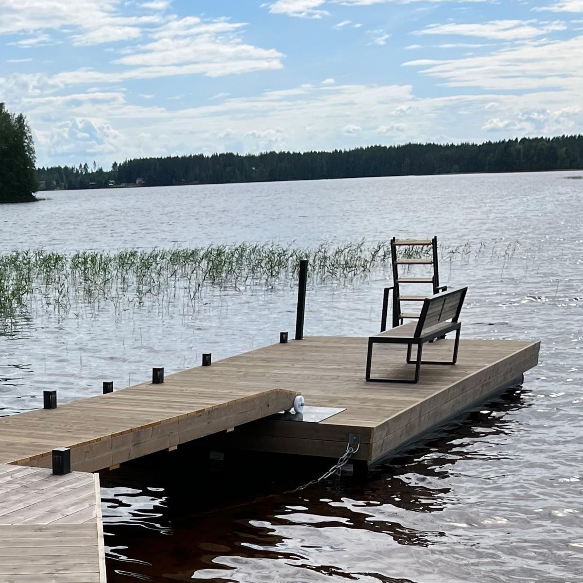 Uusi laituri toi elämää ja turvallisuutta rantaan

Kun rakensimme uuden talomme muutama vuosi sitten, emme aluksi miettineet laiturin hankintaa. Matalasta rannastamme pääsee uimaan, mutta erityisesti puolison avantouintiharrastus herätti tarpeen laiturille. Rantamme mataluus ja vaihteleva vedenkorkeus kuitenkin aiheuttivat huolta – entä jos laituri ei kestä keväisiä jääliikkeitä? Halusimme varmistaa, että ratkaisu olisi pitkäikäinen ja turvallinen, joten päätimme kääntyä ammattilaisen puoleen.

Löysimme täydellisen ratkaisun Savorakilta

Ensikosketuksemme Savorakiin tuli somemainosten kautta ja laitureiden tyylikäs ja moderni ilme herätti kiinnostukseni. Kaksi yhteistyökumppaniamme olivat myös hankkineet Savorakin laiturin ja suosittelivat soittamaan Savorakin Tomille, joten päätimme olla yhteydessä häneen. Myös keittiöremonttimme yhteydessä saatu suositus Korona Keittiöiden Pekalta vahvisti päätöstämme – Savorakin tuotteita kehuttiin kestäviksi, ja palvelu oli kuulemma ensiluokkaista. Emme edes harkinneet muita vaihtoehtoja, sillä halusimme asiantuntevaa apua suunnittelussa ja arvioinnissa.

Yksi suurimmista haasteistamme oli rantamme jyrkkyys. Pihalta rantaan johtaa kolmivaiheinen tasoratkaisu, jossa hiekkaranta yhdistyy patioon. Tämä tarkoitti, että laiturin piti istua saumattomasti osaksi kokonaisuutta. Keskustelu rannassa Tomin kanssa osoitti heti, että heillä on kokemusta tällaisista erityistarpeista. Hän auttoi meitä suunnittelemaan laiturin, joka paitsi näyttää hyvältä, myös kestää rantamme olosuhteet.

Laituri, joka sopii talomme ilmeeseen

Laituri haluttiin sovittaa talon ja pihan tyyliin. Valitsimme laiturin materiaaliksi harmaan porolaudan, joka on valmistettu suomalaisesta kuusesta. Se on kaunis, kestävä ja tuntuu mukavalta jalan alla – karhea mutta samalla pehmeä, täydellinen paljaille jaloille. Mustat lisävarusteet jatkoivat talomme mustien yksityiskohtien linjaa, ja valaistus oli meille erityisen tärkeä ominaisuus. Laituriin asennettiin valot, jotka luovat tunnelmaa iltaisin ja lisäävät turvallisuutta, etenkin talvella avantouinnin aikana. Valot ovat sijoitettu myös portaisiin, jotka johtavat talolta laiturille, ja ne tekevät kokonaisuudesta yhtenäisen ja tyylikkään.

Toimitus ja asennus sujuivat hämmästyttävän nopeasti

Vaikka meillä ei ollut aiempaa kokemusta laiturien asennuksesta, Savorakin prosessi vakuutti meidät heti. Laituri tuotiin paikalle lautalla, joka oli vaikuttava näky itsessään – sen kantokyky betonipainojen kanssa herätti luottamusta. Asentajat olivat rennon lupsakoita ja suorittivat työn nopeasti ja tehokkaasti. Siitä hetkestä, kun päätimme tilata laiturin, siihen hetkeen, kun se oli asennettuna rantaan, kului vain kolme viikkoa. Tämä nopeus yllätti meidät positiivisesti, ja kaikki sujui mutkattomasti.

Ensimmäinen kesä käytössä: Jatko-osaa jo suunnitteilla

Kesän aikana huomasimme, että laiturin päässä vesi oli matalampaa kuin odotimme, varsinkin kun poikkeuksellinen vedenkorkeus tasaantui. Otimme uudestaan yhteyttä Tomiin ja yhdessä päätettiin jatkaa laituria vielä viiden metrin lisäsillalla, jotta saamme laiturin päähän syvemmän uintipaikan. Savorakin kanssa oli helppoa sopia muutoksista, ja he tulevat syksyllä tekemään laajennuksen. On hienoa, että laituri suunnitellaan ja räätälöidään juuri meidän tarpeidemme mukaan – tämä on kokonaisuus, joka elää meidän rantaolosuhteidemme ja toiveidemme mukaisesti.

Laituri perheen suosikkipaikka

Laiturista tuli nopeasti perheemme arkipäivän keskipiste. Kolmevuotias poikamme innostui kalastamisesta ja onkin viettänyt lähes päivittäin aikaa mato-ongella laiturilla. Joka päivä rannassa touhuten on tullut luotua monia ikimuistoisia hetkiä, ja olemme ehtineet nauttia useista upeista auringonlaskuista laiturilta käsin. Näitä hetkiä on tallennettu valokuviin, ja ne tulevat varmasti jäämään osaksi perheemme yhteisiä muistoja.

Suositukset ja jälkitunnelmat

Olemme todella tyytyväisiä Savorakin tuotteeseen ja palveluun. Laituri on magee, ja sen esteettisyys sopii täydellisesti ympäristöönsä. Naapurimme ovat pysähtyneet veneillään kommentoimaan laiturin tyylikkyyttä, ja myös kotonamme vierailleet ystävät ovat kehuneet sen ulkonäköä.

Laituri on antanut rannallemme uuden ilmeen ja käyttömahdollisuudet, ja odotamme innolla tulevaa laajennusta, jotta se palvelee meitä entistä paremmin. Nopeus, palvelualttius ja laadukkaat tuotteet tekevät Savorakista helpon suositeltavan. Olemme olleet yllättyneitä siitä, kuinka nopeasti tilauksesta siihen hetkeen, kun laituri oli käyttövalmiina, kului vain kolme viikkoa. Koko prosessi oli erittäin vaivatonta ja sujuvaa.

Uusi laituri toi elämää ja turvallisuutta rantaan

Kun rakensimme uuden talomme muutama vuosi sitten, emme aluksi miettineet laiturin hankintaa. Matalasta rannastamme pääsee uimaan, mutta erityisesti puolison avantouintiharrastus herätti tarpeen laiturille. Rantamme mataluus ja vaihteleva vedenkorkeus kuitenkin aiheuttivat huolta – entä jos laituri ei kestä keväisiä jääliikkeitä? Halusimme varmistaa, että ratkaisu olisi pitkäikäinen ja turvallinen, joten päätimme kääntyä ammattilaisen puoleen.

Löysimme täydellisen ratkaisun Savorakilta

Ensikosketuksemme Savorakiin tuli somemainosten kautta ja laitureiden tyylikäs ja moderni ilme herätti kiinnostukseni. Kaksi yhteistyökumppaniamme olivat myös hankkineet Savorakin laiturin ja suosittelivat soittamaan Savorakin Tomille, joten päätimme olla yhteydessä häneen. Myös keittiöremonttimme yhteydessä saatu suositus Korona Keittiöiden Pekalta vahvisti päätöstämme – Savorakin tuotteita kehuttiin kestäviksi, ja palvelu oli kuulemma ensiluokkaista. Emme edes harkinneet muita vaihtoehtoja, sillä halusimme asiantuntevaa apua suunnittelussa ja arvioinnissa.

Yksi suurimmista haasteistamme oli rantamme jyrkkyys. Pihalta rantaan johtaa kolmivaiheinen tasoratkaisu, jossa hiekkaranta yhdistyy patioon. Tämä tarkoitti, että laiturin piti istua saumattomasti osaksi kokonaisuutta. Keskustelu rannassa Tomin kanssa osoitti heti, että heillä on kokemusta tällaisista erityistarpeista. Hän auttoi meitä suunnittelemaan laiturin, joka paitsi näyttää hyvältä, myös kestää rantamme olosuhteet.

Laituri, joka sopii talomme ilmeeseen

Laituri haluttiin sovittaa talon ja pihan tyyliin. Valitsimme laiturin materiaaliksi harmaan porolaudan, joka on valmistettu suomalaisesta kuusesta. Se on kaunis, kestävä ja tuntuu mukavalta jalan alla – karhea mutta samalla pehmeä, täydellinen paljaille jaloille. Mustat lisävarusteet jatkoivat talomme mustien yksityiskohtien linjaa, ja valaistus oli meille erityisen tärkeä ominaisuus. Laituriin asennettiin valot, jotka luovat tunnelmaa iltaisin ja lisäävät turvallisuutta, etenkin talvella avantouinnin aikana. Valot ovat sijoitettu myös portaisiin, jotka johtavat talolta laiturille, ja ne tekevät kokonaisuudesta yhtenäisen ja tyylikkään.

Toimitus ja asennus sujuivat hämmästyttävän nopeasti

Vaikka meillä ei ollut aiempaa kokemusta laiturien asennuksesta, Savorakin prosessi vakuutti meidät heti. Laituri tuotiin paikalle lautalla, joka oli vaikuttava näky itsessään – sen kantokyky betonipainojen kanssa herätti luottamusta. Asentajat olivat rennon lupsakoita ja suorittivat työn nopeasti ja tehokkaasti. Siitä hetkestä, kun päätimme tilata laiturin, siihen hetkeen, kun se oli asennettuna rantaan, kului vain kolme viikkoa. Tämä nopeus yllätti meidät positiivisesti, ja kaikki sujui mutkattomasti.

Ensimmäinen kesä käytössä: Jatko-osaa jo suunnitteilla

Kesän aikana huomasimme, että laiturin päässä vesi oli matalampaa kuin odotimme, varsinkin kun poikkeuksellinen vedenkorkeus tasaantui. Otimme uudestaan yhteyttä Tomiin ja yhdessä päätettiin jatkaa laituria vielä viiden metrin lisäsillalla, jotta saamme laiturin päähän syvemmän uintipaikan. Savorakin kanssa oli helppoa sopia muutoksista, ja he tulevat syksyllä tekemään laajennuksen. On hienoa, että laituri suunnitellaan ja räätälöidään juuri meidän tarpeidemme mukaan – tämä on kokonaisuus, joka elää meidän rantaolosuhteidemme ja toiveidemme mukaisesti.

Laituri perheen suosikkipaikka

Laiturista tuli nopeasti perheemme arkipäivän keskipiste. Kolmevuotias poikamme innostui kalastamisesta ja onkin viettänyt lähes päivittäin aikaa mato-ongella laiturilla. Joka päivä rannassa touhuten on tullut luotua monia ikimuistoisia hetkiä, ja olemme ehtineet nauttia useista upeista auringonlaskuista laiturilta käsin. Näitä hetkiä on tallennettu valokuviin, ja ne tulevat varmasti jäämään osaksi perheemme yhteisiä muistoja.

Suositukset ja jälkitunnelmat

Olemme todella tyytyväisiä Savorakin tuotteeseen ja palveluun. Laituri on magee, ja sen esteettisyys sopii täydellisesti ympäristöönsä. Naapurimme ovat pysähtyneet veneillään kommentoimaan laiturin tyylikkyyttä, ja myös kotonamme vierailleet ystävät ovat kehuneet sen ulkonäköä.

Laituri on antanut rannallemme uuden ilmeen ja käyttömahdollisuudet, ja odotamme innolla tulevaa laajennusta, jotta se palvelee meitä entistä paremmin. Nopeus, palvelualttius ja laadukkaat tuotteet tekevät Savorakista helpon suositeltavan. Olemme olleet yllättyneitä siitä, kuinka nopeasti tilauksesta siihen hetkeen, kun laituri oli käyttövalmiina, kului vain kolme viikkoa. Koko prosessi oli erittäin vaivatonta ja sujuvaa.

Savorakin laiturit eivät ole vain käytännöllisiä, vaan ne tuovat mukanaan myös iloa – niitä on ilo käyttää ja katsella, ja ne ovat erinomainen lisä jokaiselle rannalle, joka kaipaa ripauksen luksusta ja käytännöllisyyttä.
