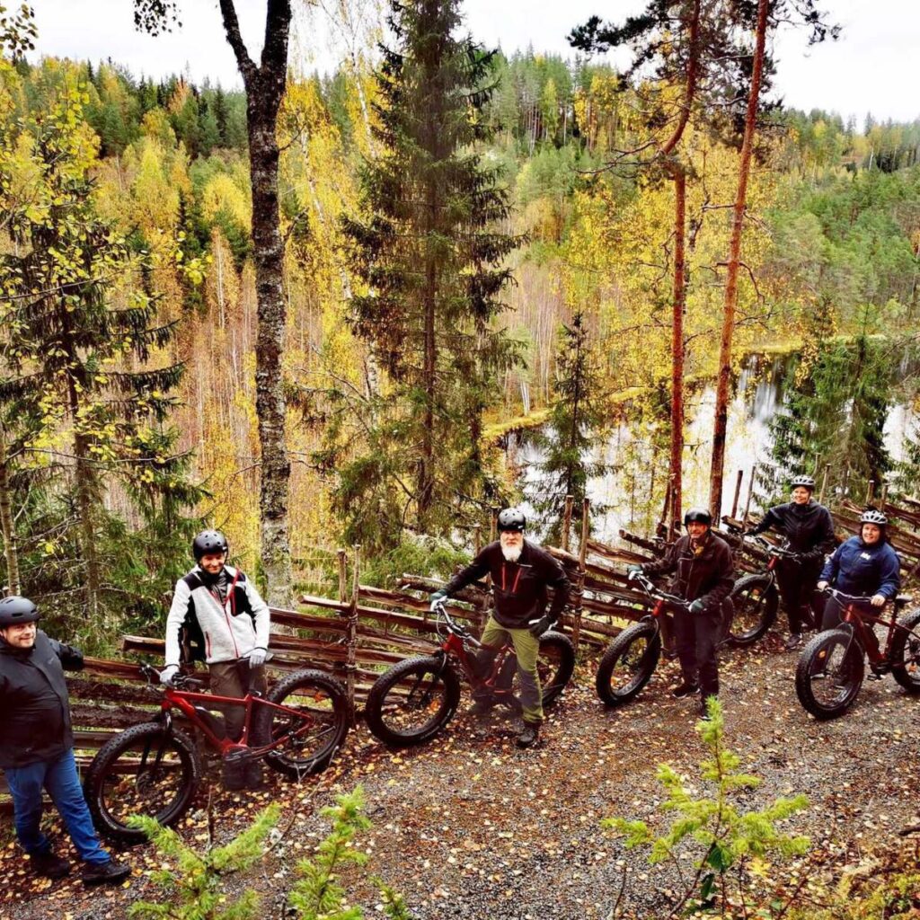 savorak henkilökunta pyöräilemässä