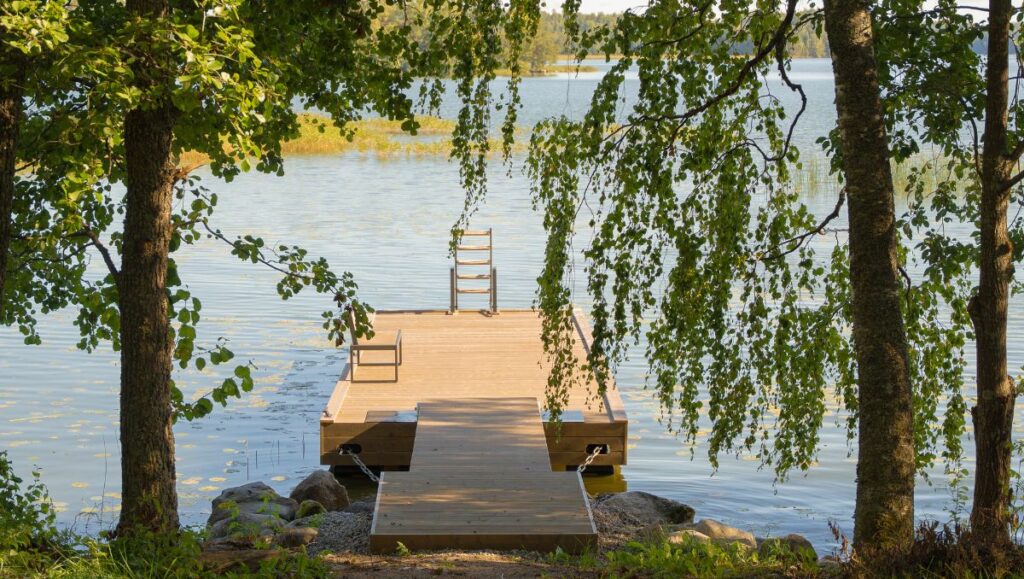 savorak laituri puiden takana