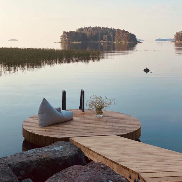 savorak pyöreä laituri kukat ja tyyny