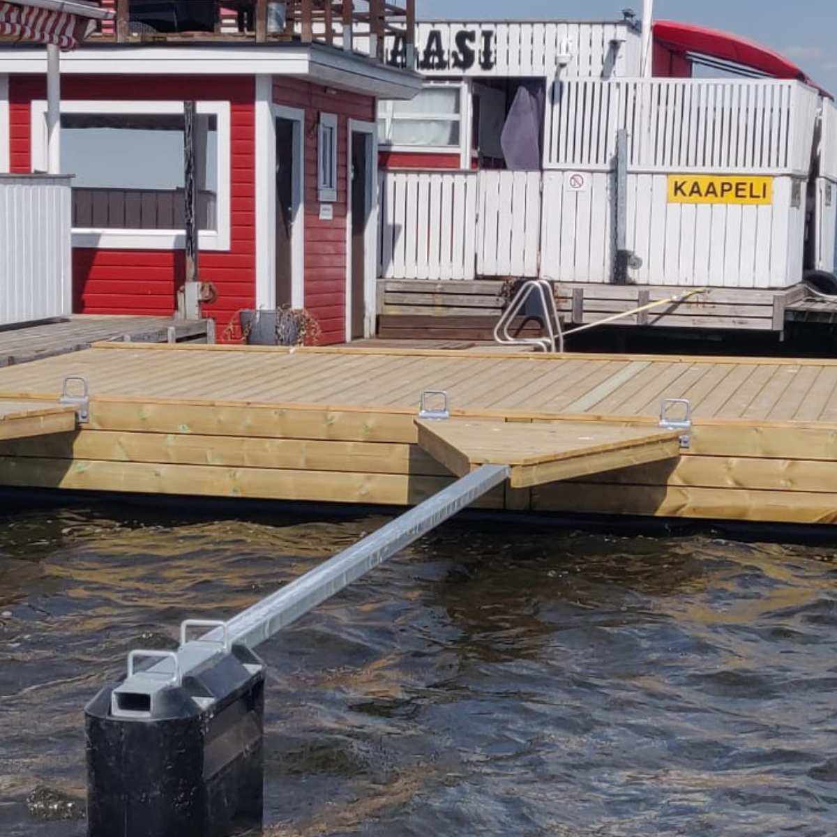 kaljaasin laituri ja venepuomi