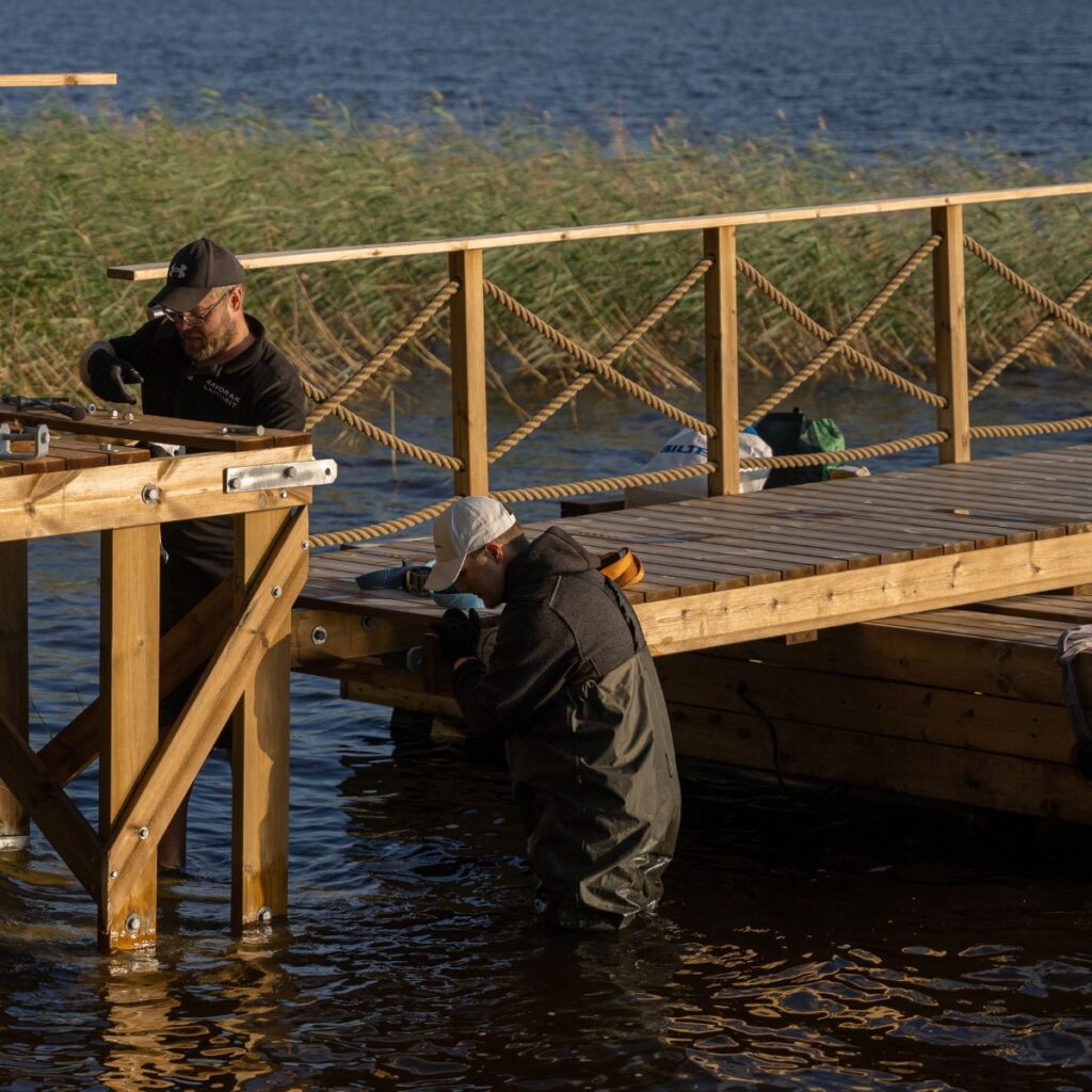 kävelysillan asennus