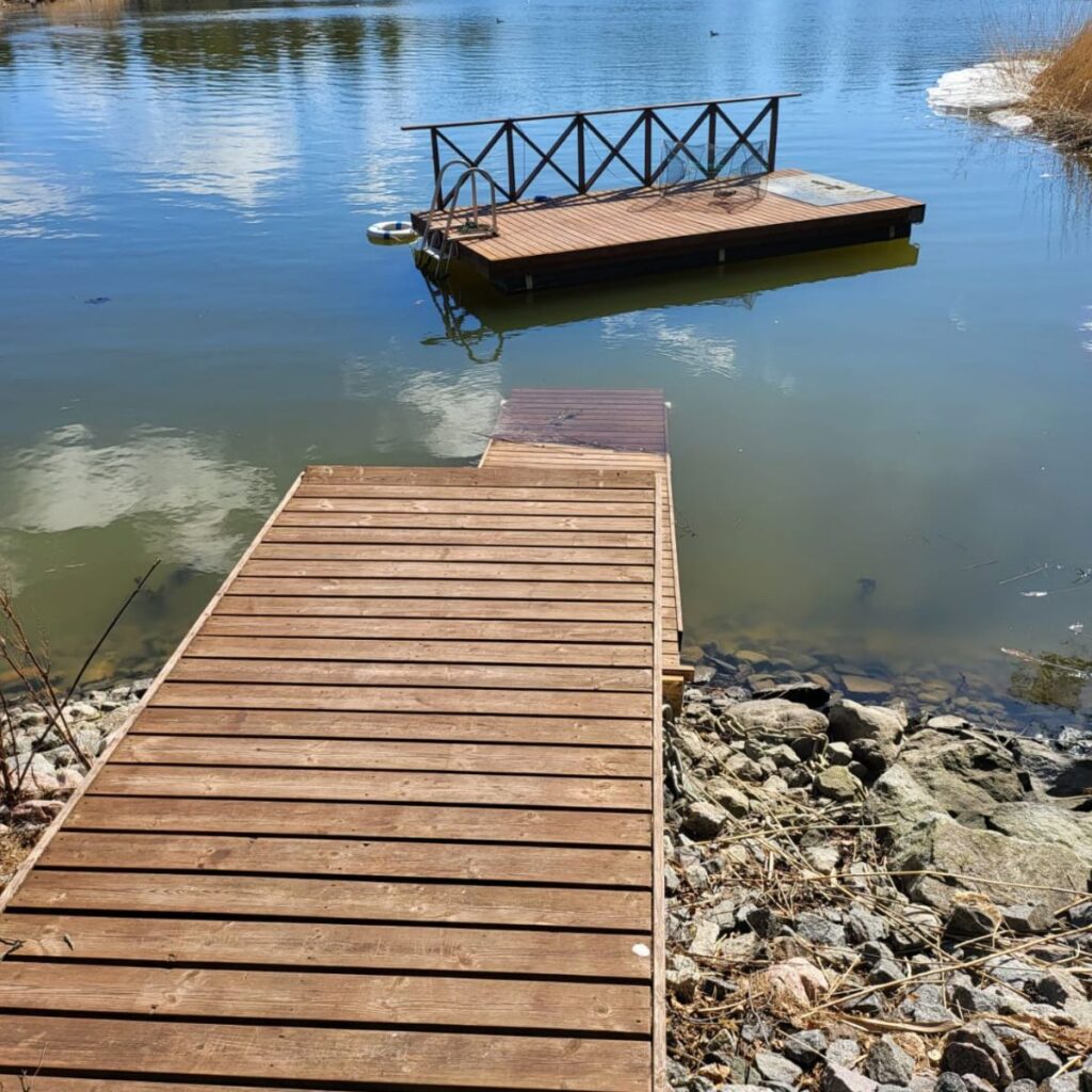 rikkoontunut laituri