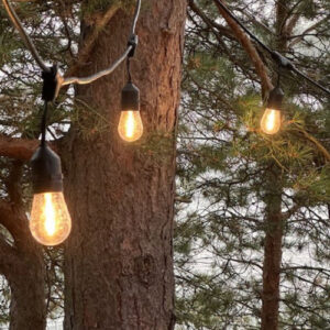 ulkovalosarja puussa