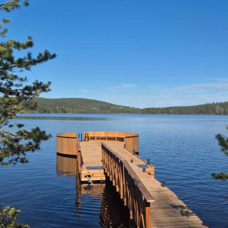 pyöreä laituri penkillä