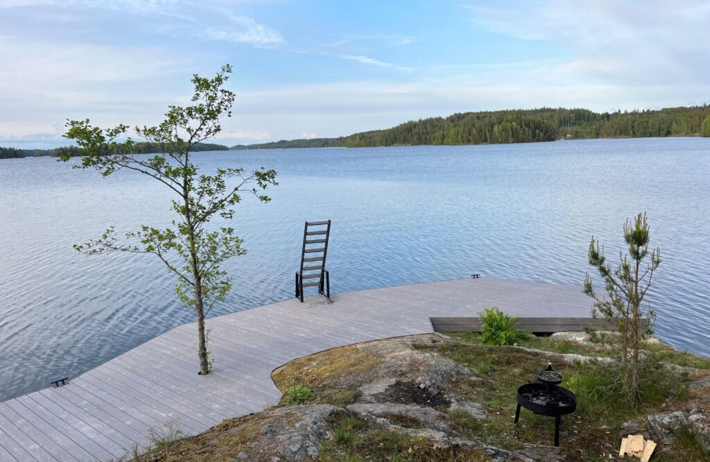 kalliokylkilaituri kallion muotoja mukaillen