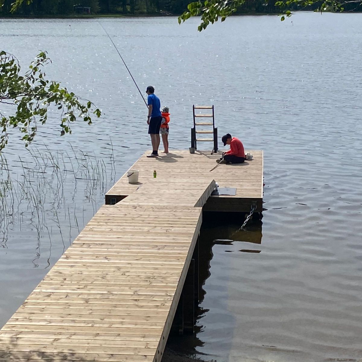 MÖkkilaiturilla kalastamassa