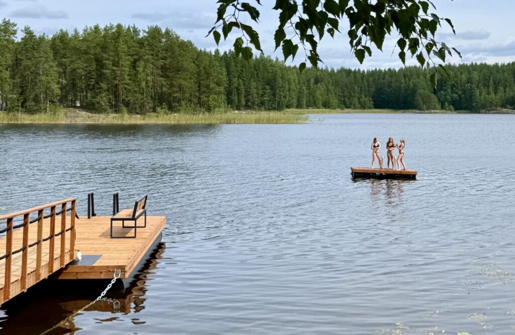 mökkilaituri ja lapset uimalautalla