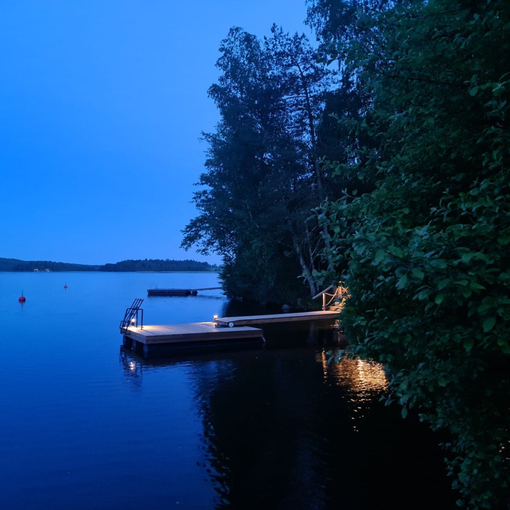 MÖKKILAITURI VALOILLA