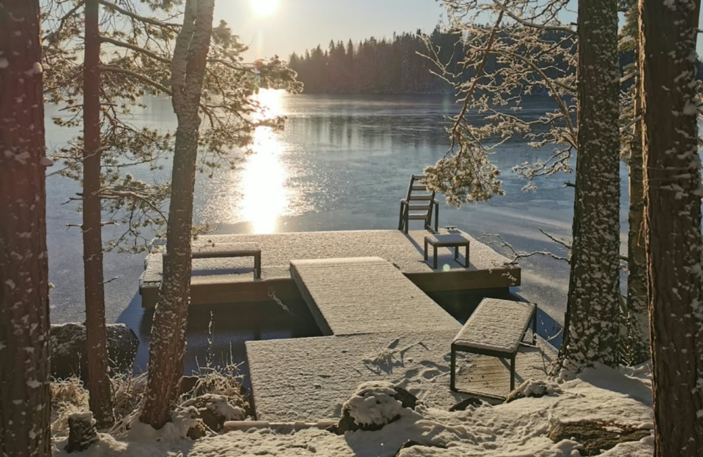 savorak laituri hämeenlinna talvella auringonlaisteessa