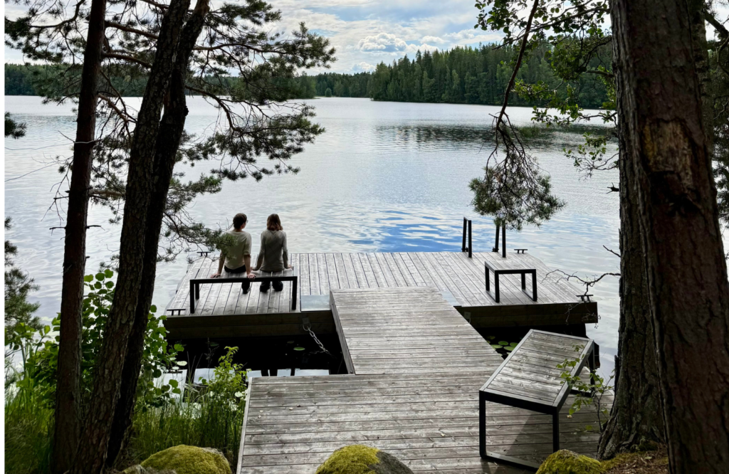savorak laituri hämeenlinna kauniissa maisemassa ihmiset laiturilla